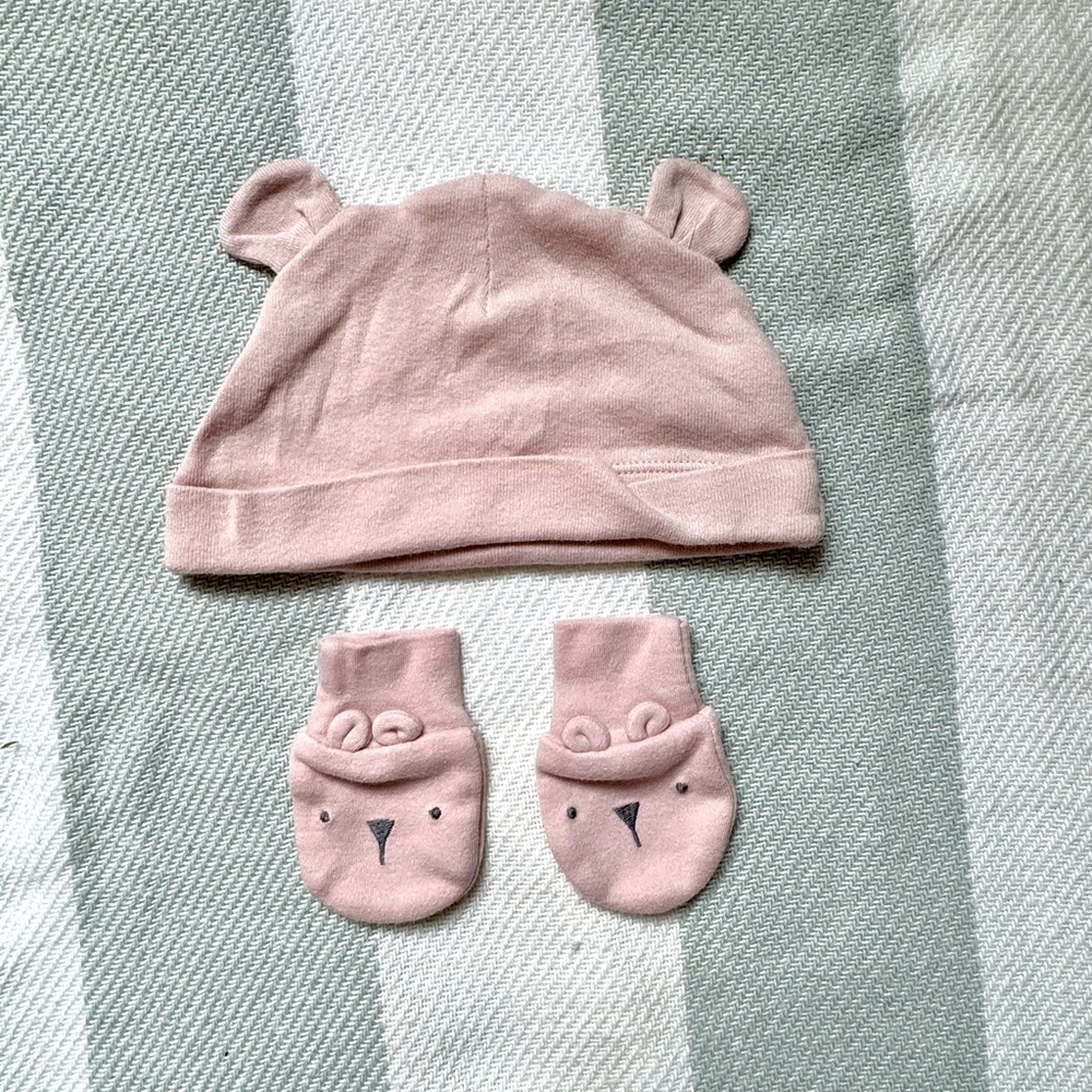 3/$10 Sale 0-3 Months Matching Cap and Mittens